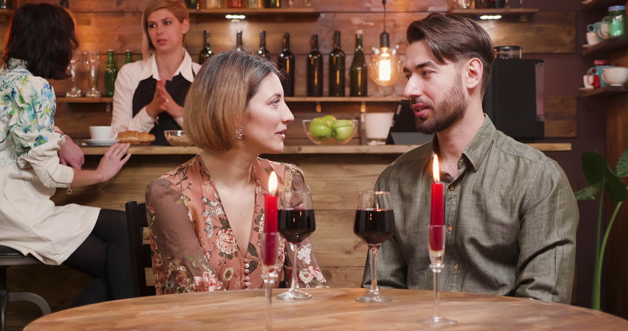 一个年轻人和一个女人约会喝酒笑着喝酒视频的预览图