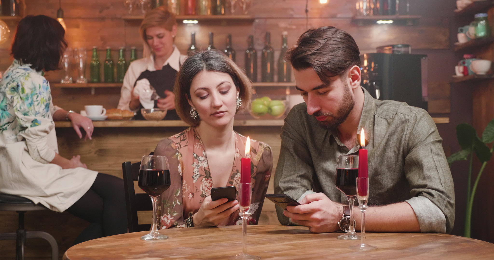 一对麻木的年轻夫妇在约会时被社交媒体分心视频的预览图