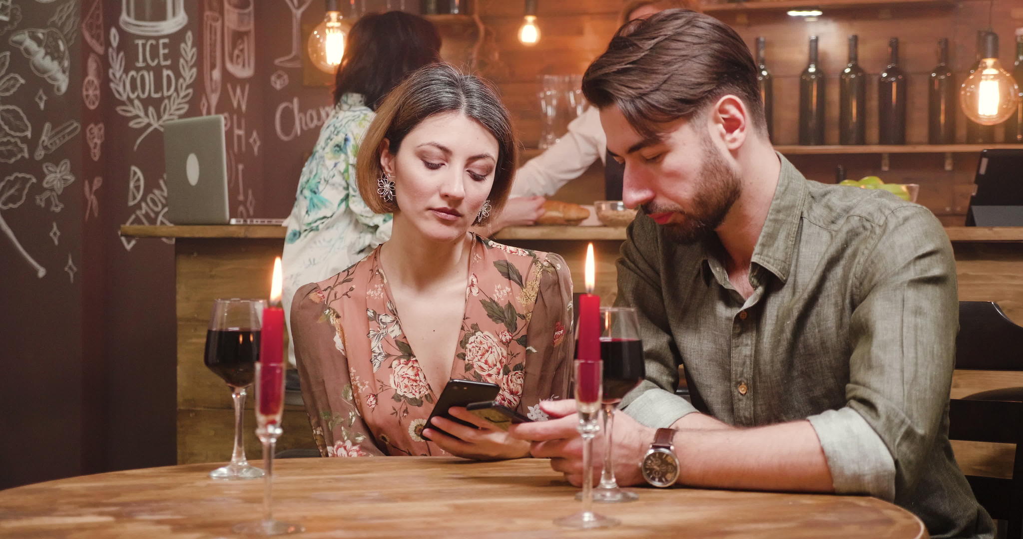 夫妻在约会期间沉迷于社交媒体视频的预览图