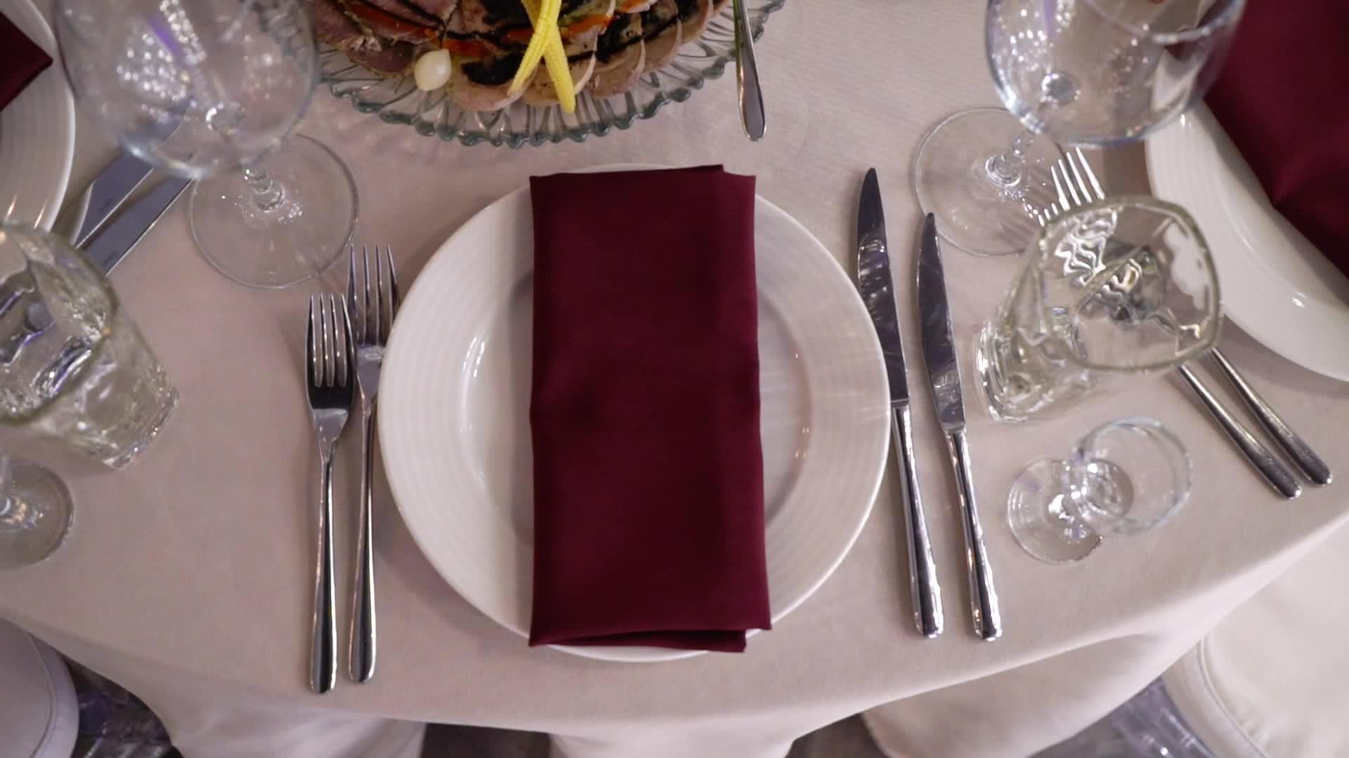 餐厅餐盘上的红色餐巾纸视频的预览图