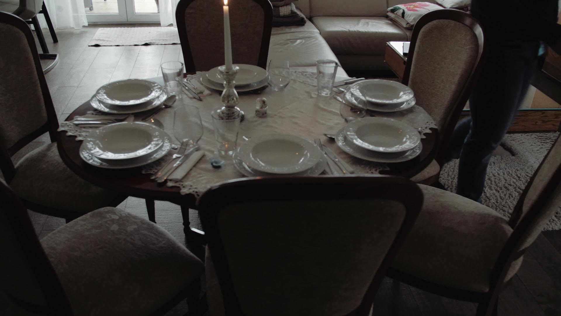 六个带烛光的圆桌餐桌视频的预览图