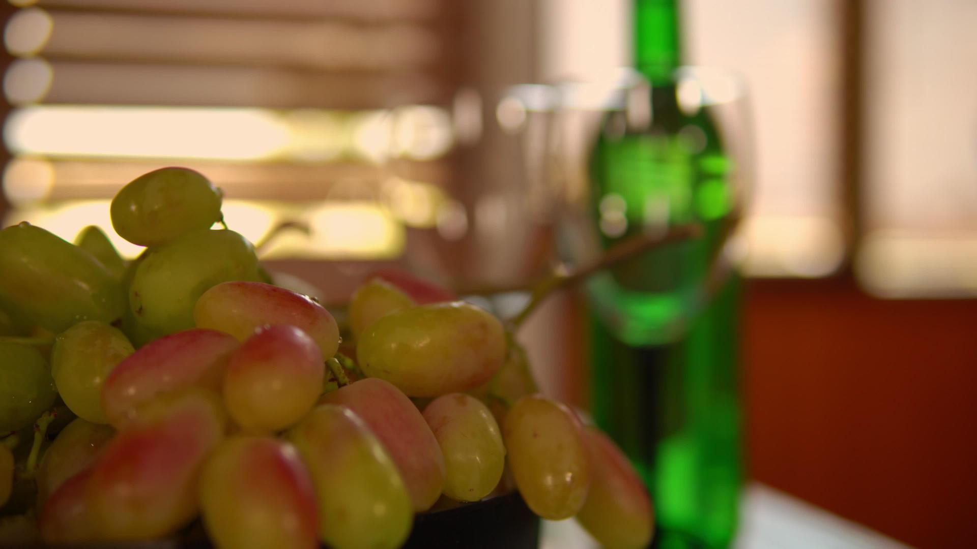 有酒和水果的瓶子bokeh效应视频的预览图