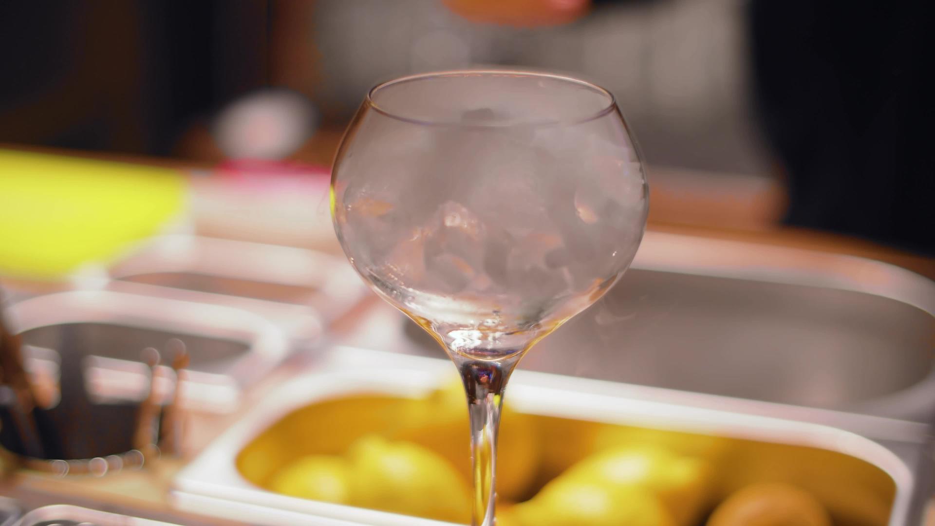 用干冰将碳化水倒入酒杯中视频的预览图