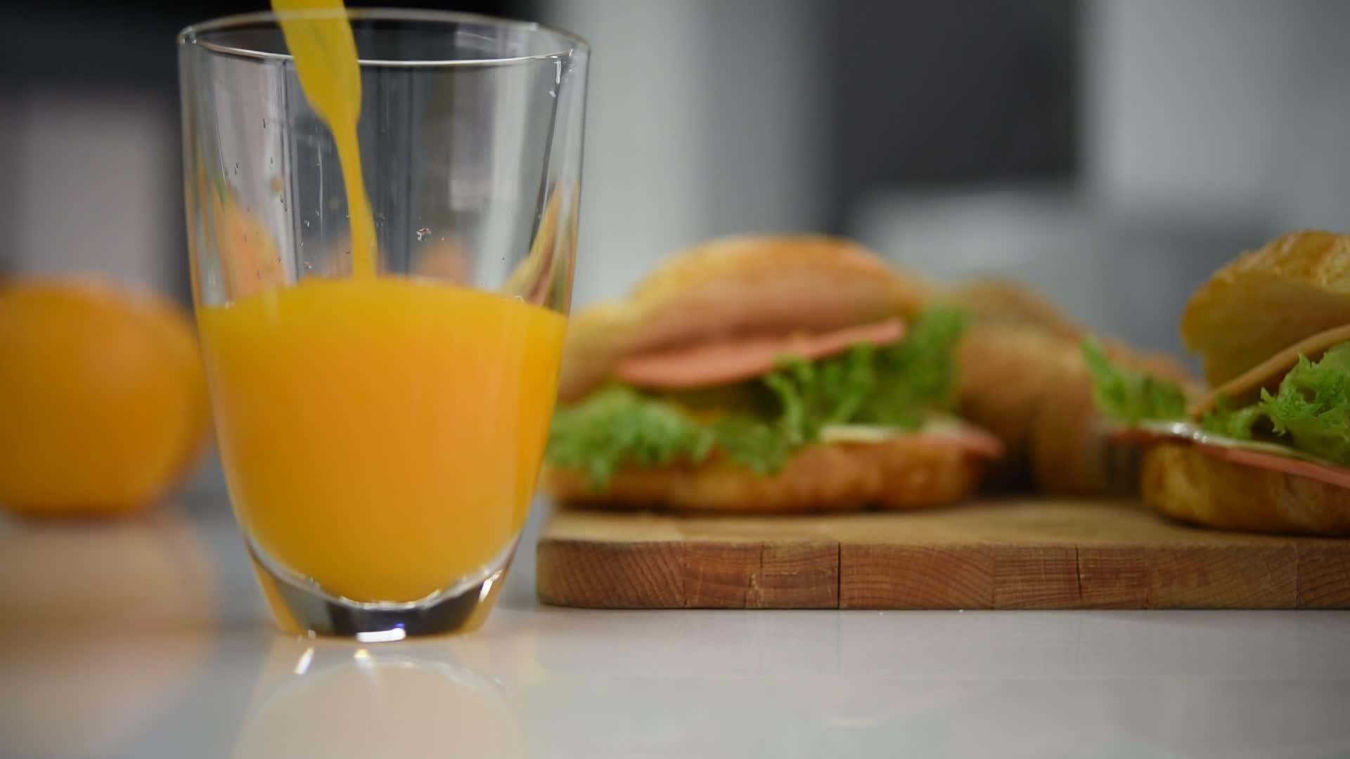 早餐吃橙汁和三明治视频的预览图