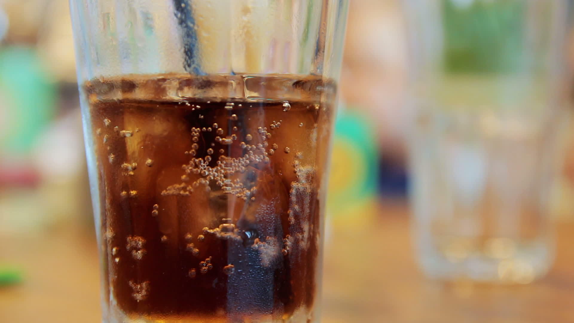 桌子上有可乐和冰玻璃视频的预览图