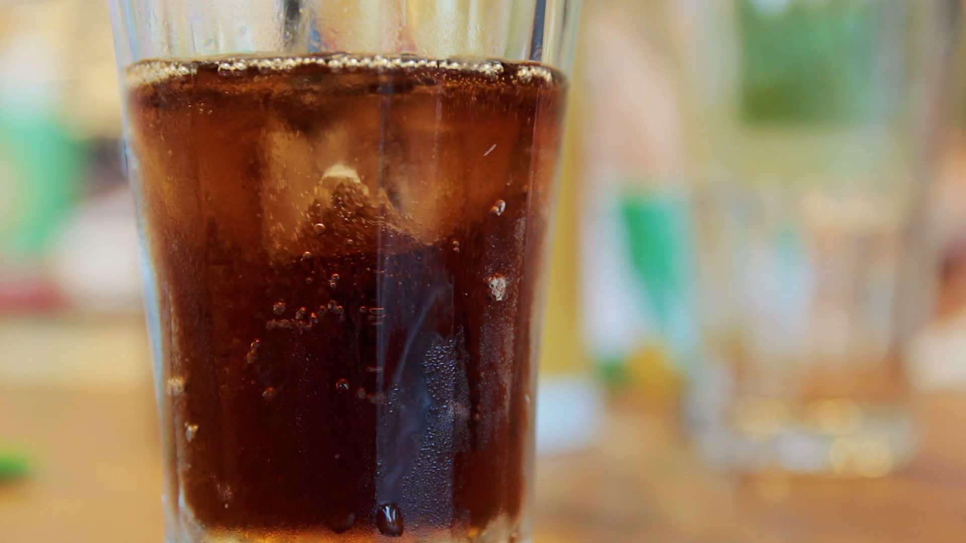 把可乐倒进玻璃桌上有冰块视频的预览图