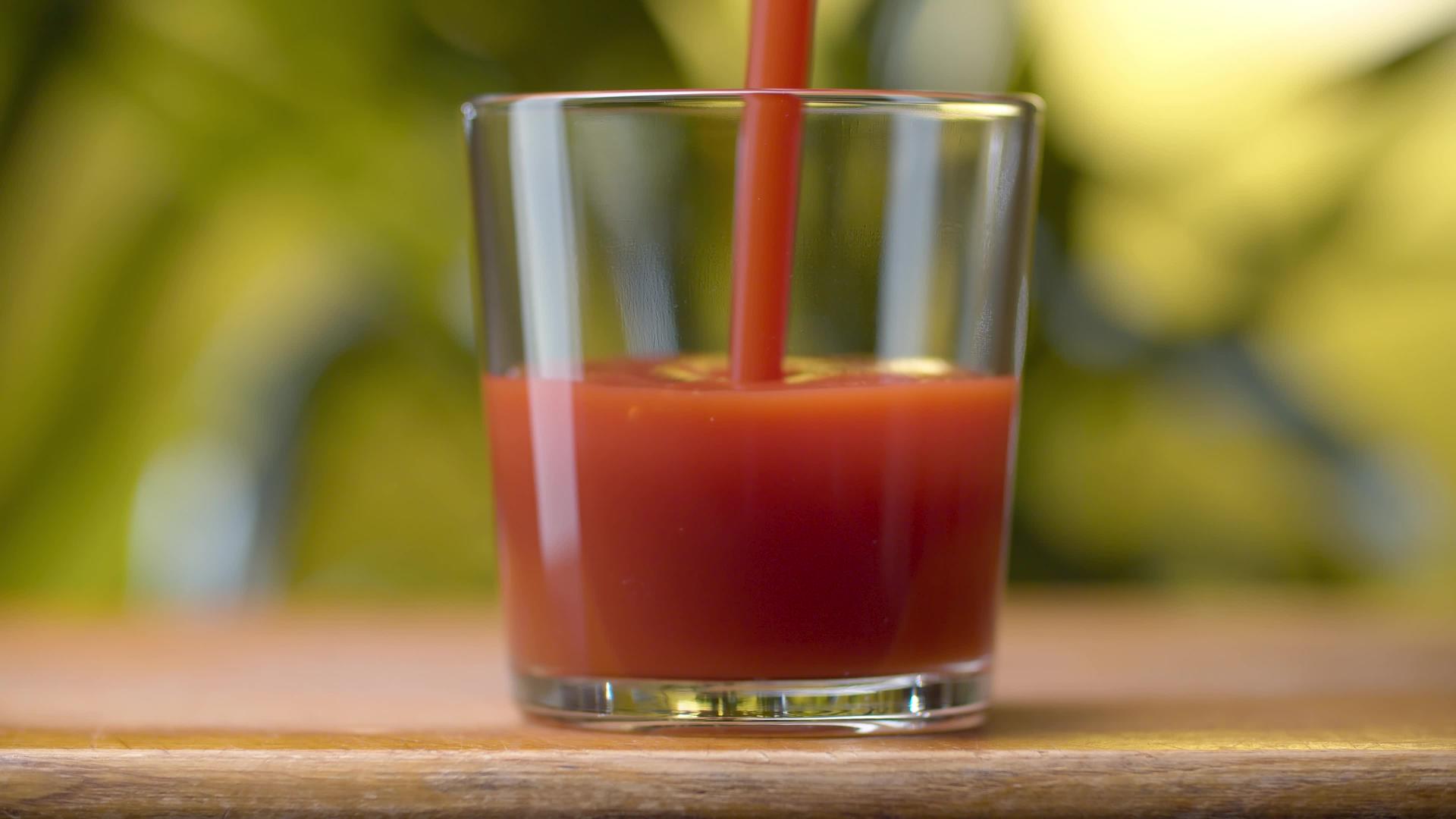 将番茄汁倒入玻璃杯中视频的预览图