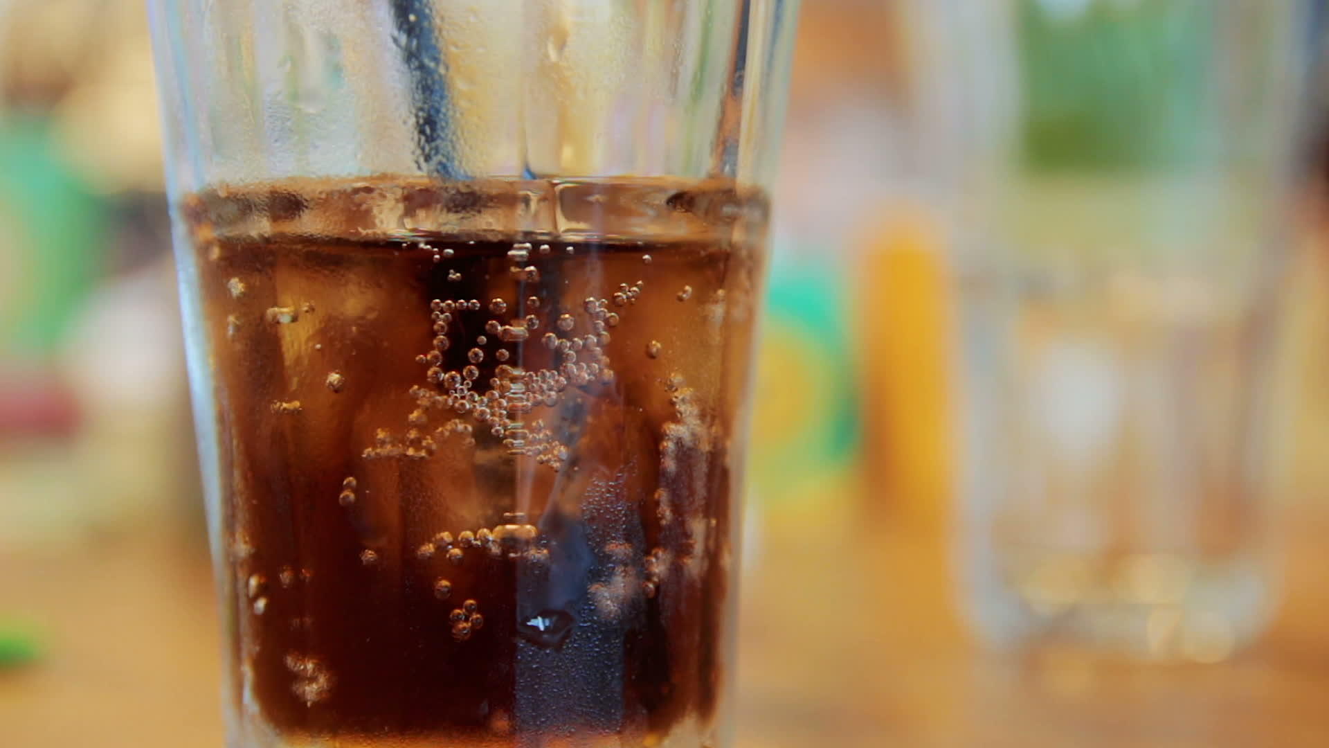 玻璃泡泡的电影桌上有可乐和冰视频的预览图