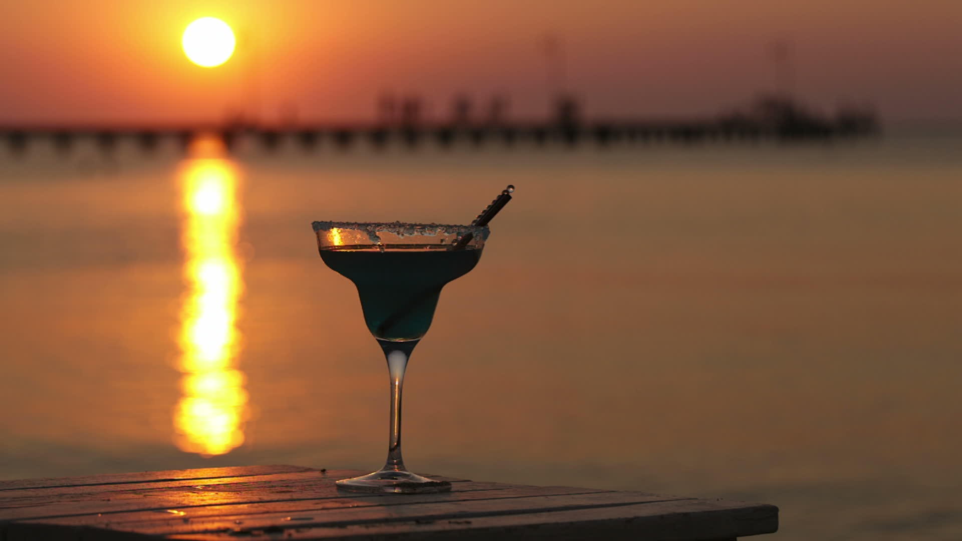 热带鸡尾酒俯瞰日落海洋视频的预览图