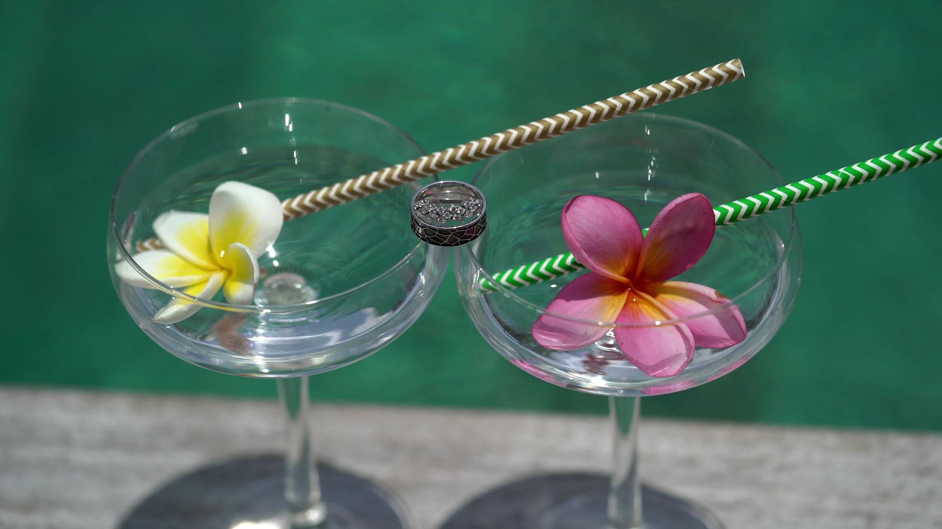 杯子和杯子旁边的游泳池视频的预览图