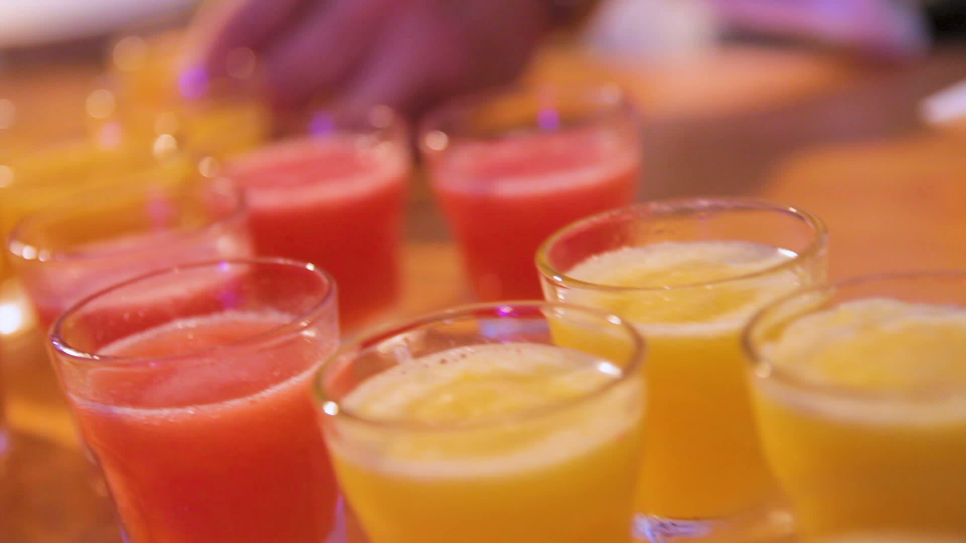 许多杯子配有酒精和柑橘汁视频的预览图
