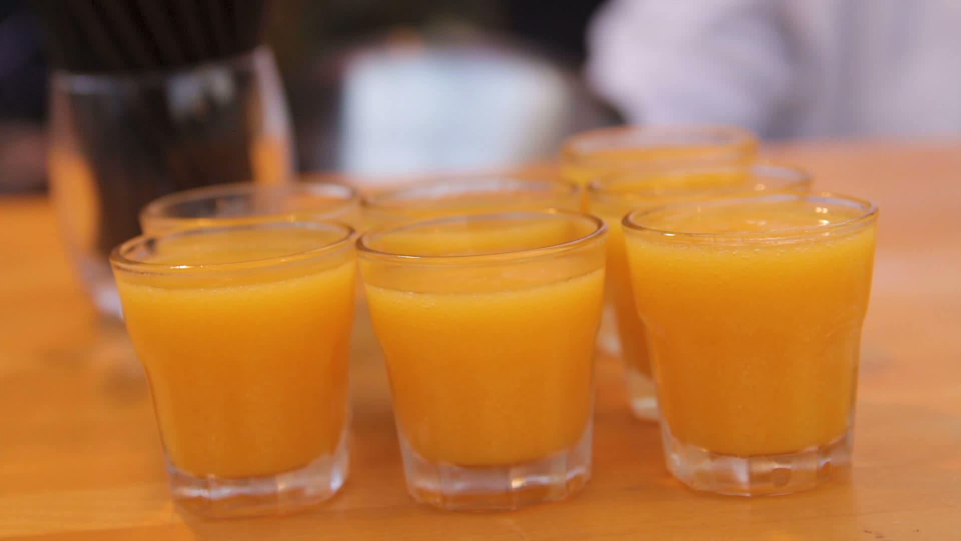 许多杯子配有酒精和柑橘汁视频的预览图