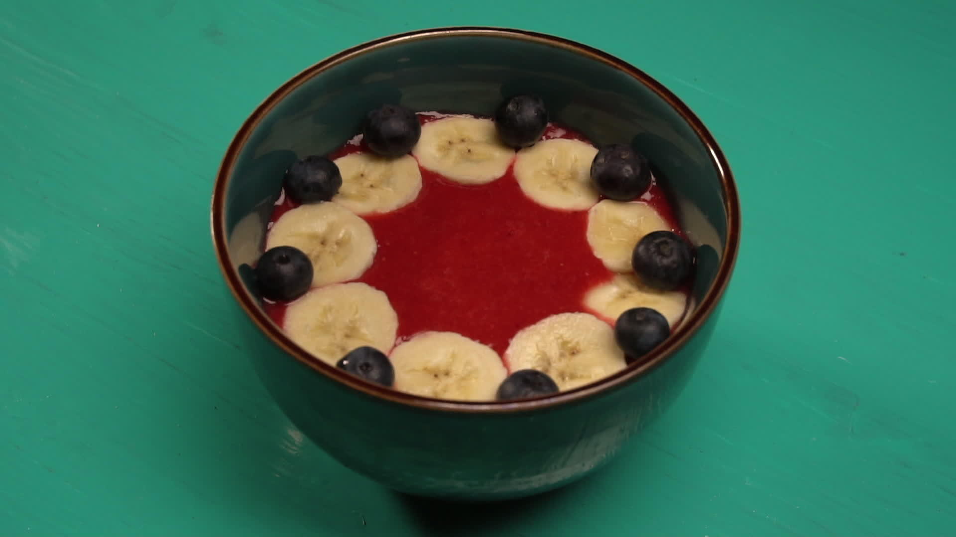 水果和浆果是蛋糕碗里有水果和水果视频的预览图