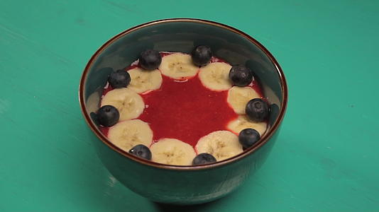 夏季甜点装饰果浆和水果浆视频的预览图