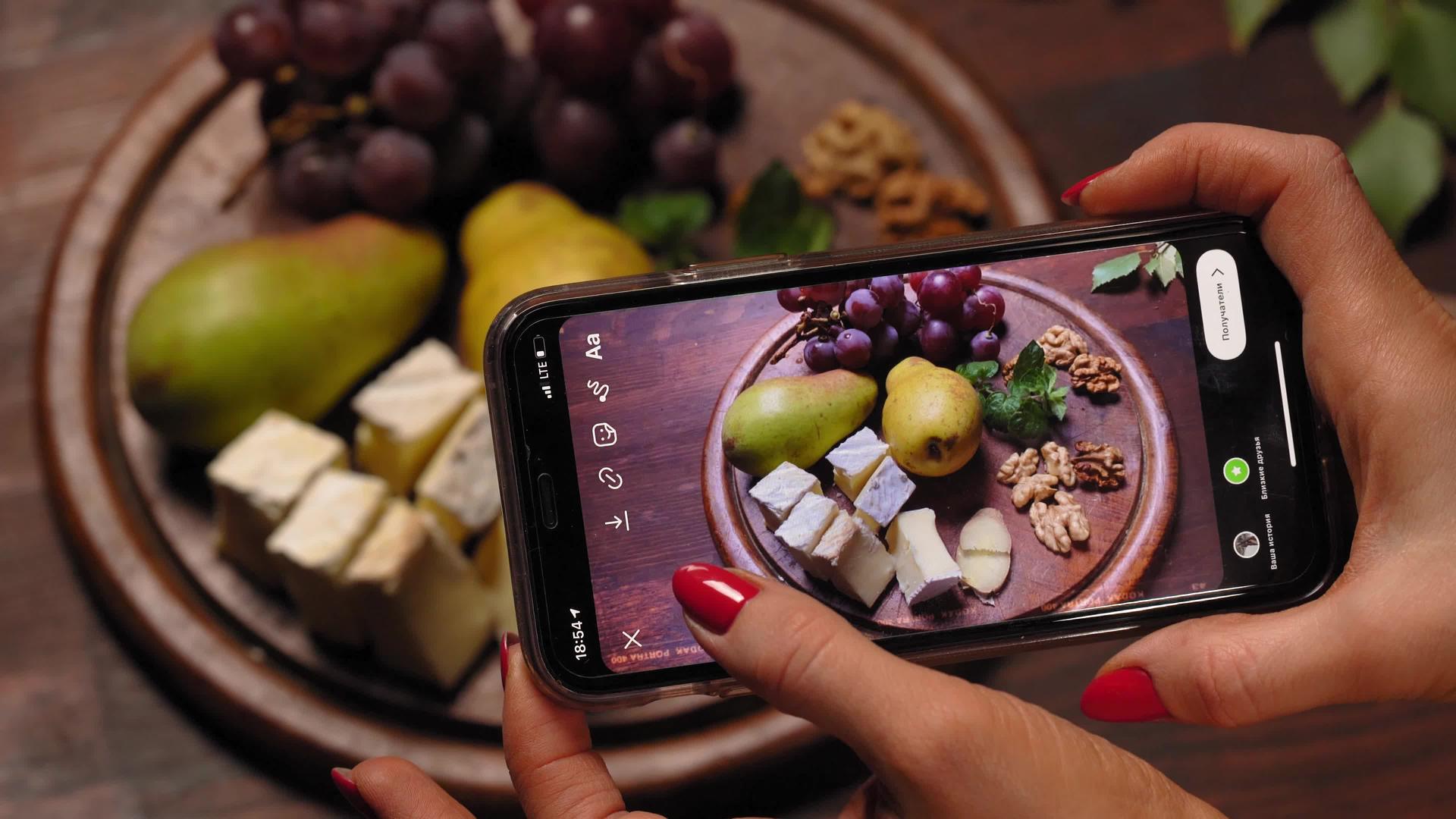 在手机上拍摄美丽的胡桃奶酪葡萄配方照片视频的预览图