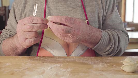 一个老人的手做肉卷视频的预览图