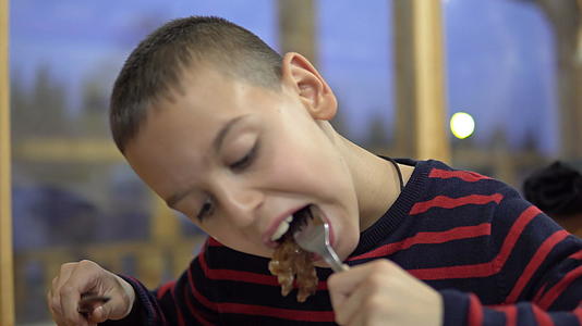 可爱的男孩在餐厅吃煎饼dof视频的预览图