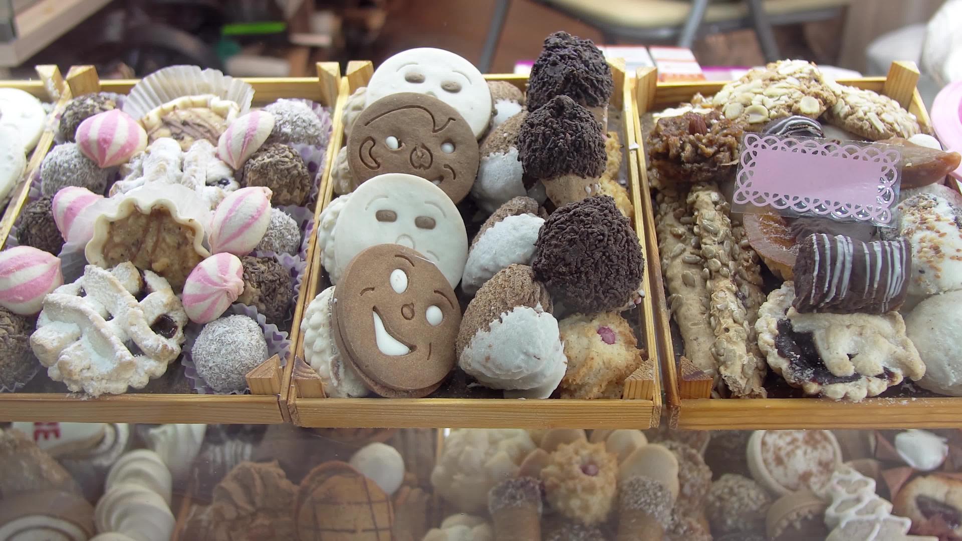 糖果和糖果在商店窗口视频的预览图