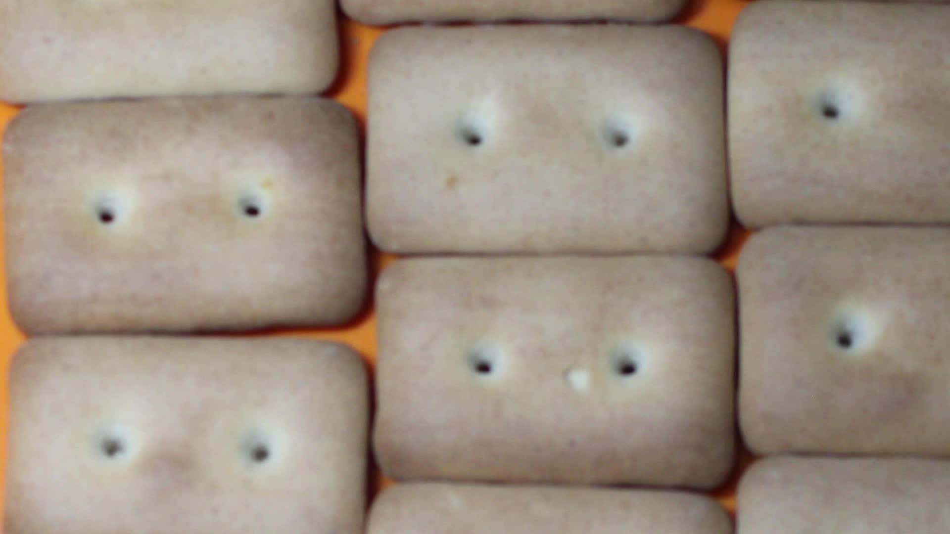 许多长方形饼干红色板有小孔孔视频的预览图