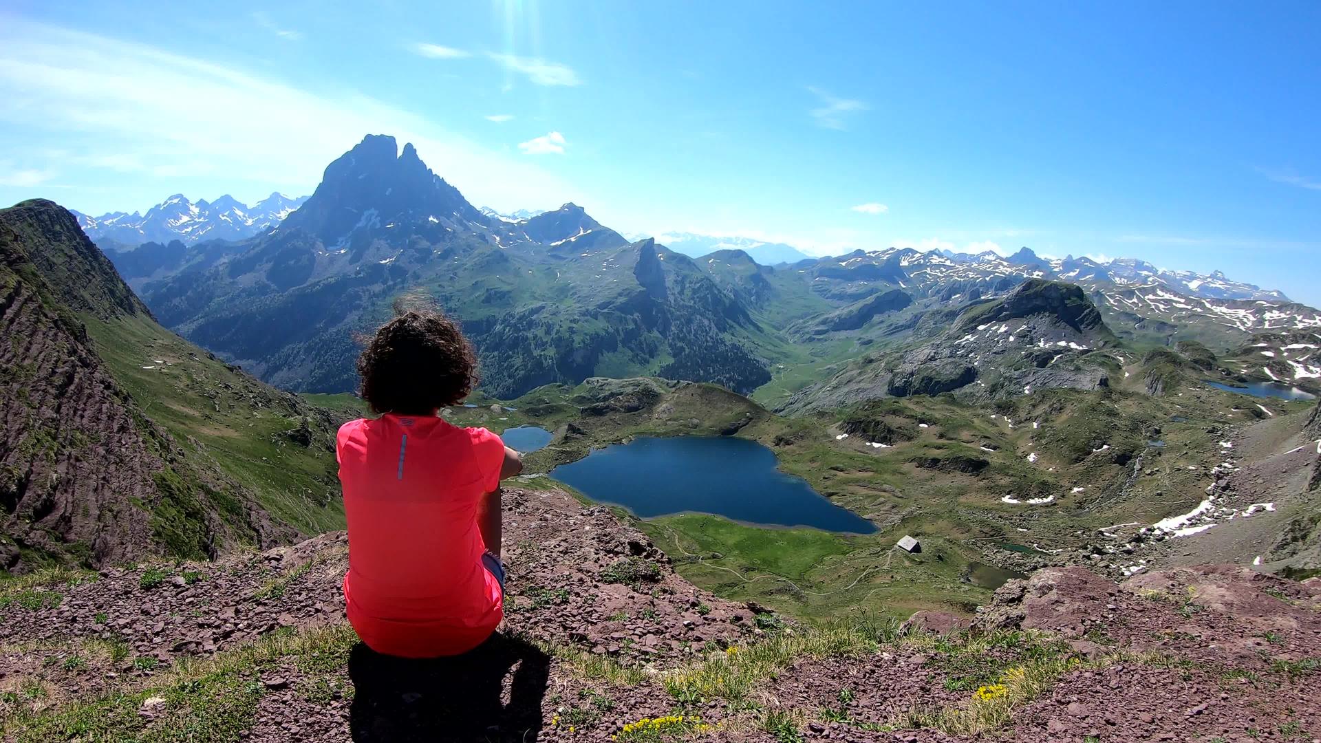 在法国比利牛斯山看起来像皮德米迪奥索的登山者视频的预览图