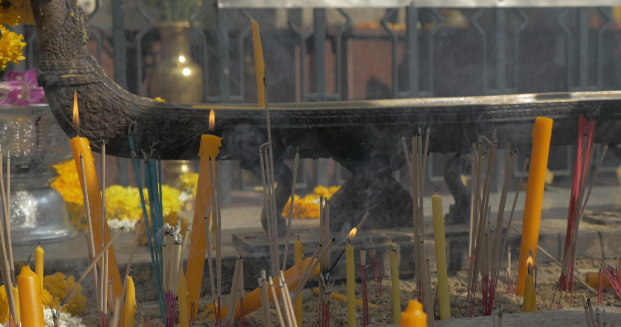 泰国的香香和蜡烛Bangkok燃烧视频的预览图