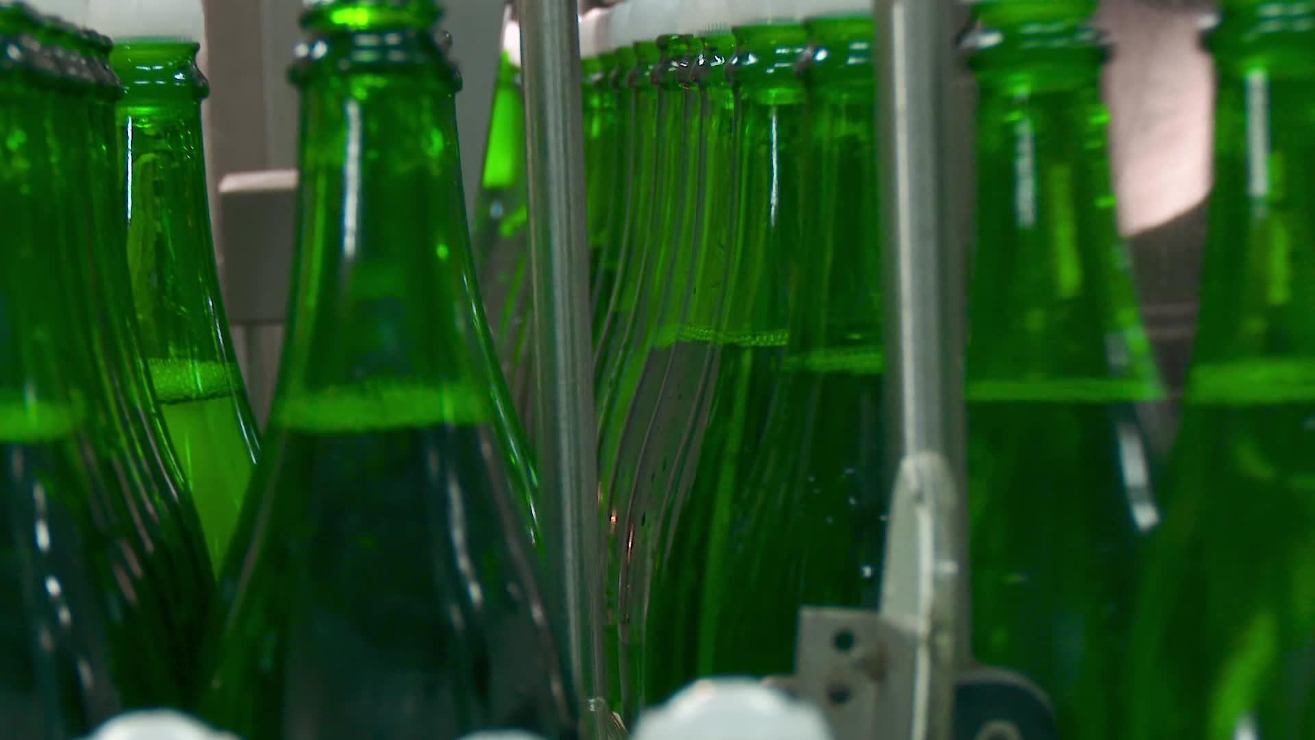 工厂单位千斤顶用于生产香槟视频的预览图