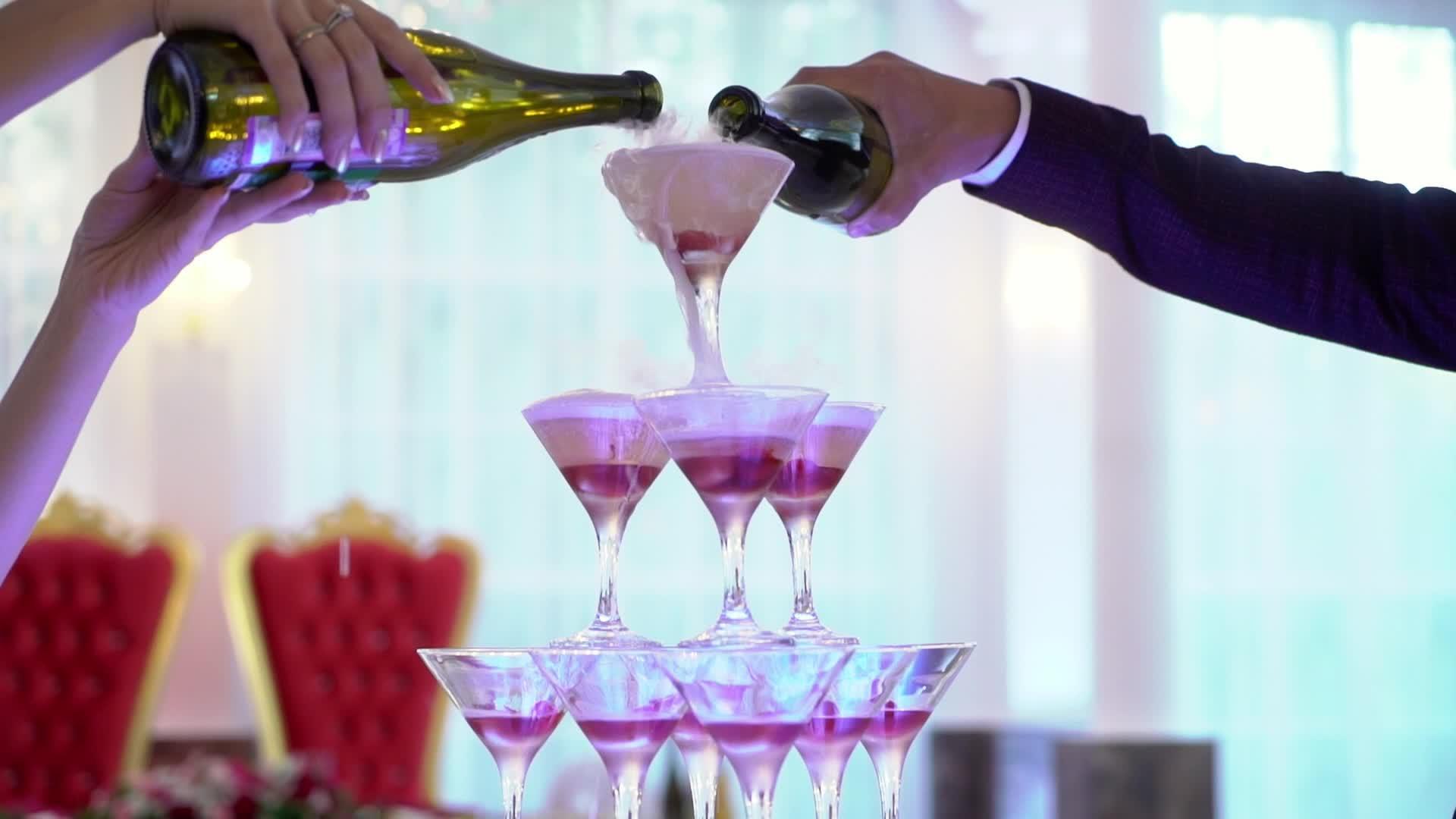 金字塔或香槟杯塔视频的预览图