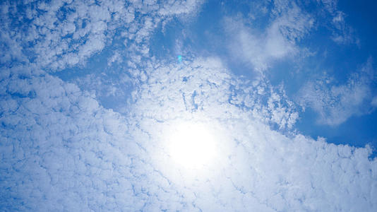 清新蓝天白云下太阳云视频的预览图