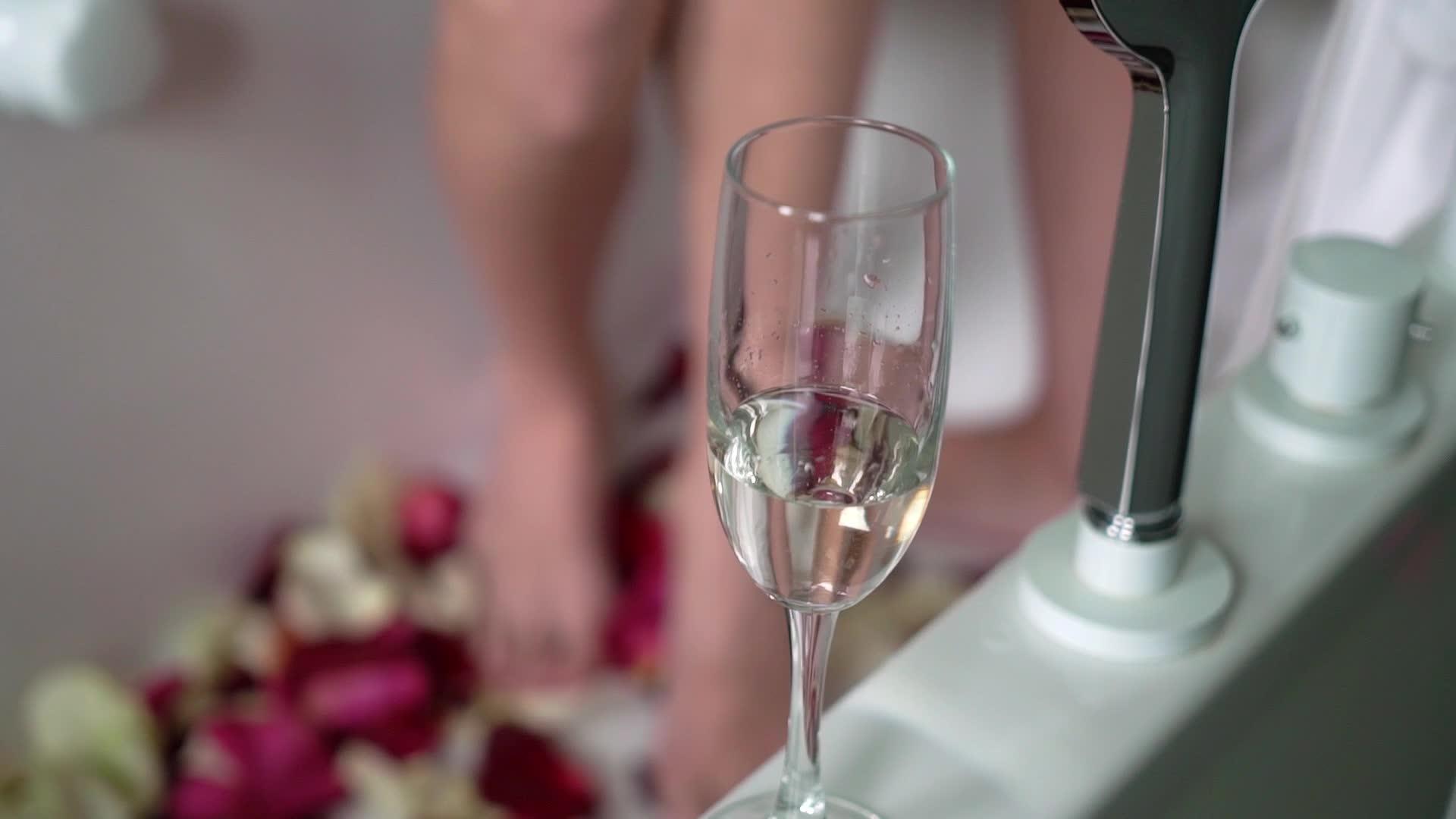 酒精饮料和香槟在浴缸的玻璃中视频的预览图