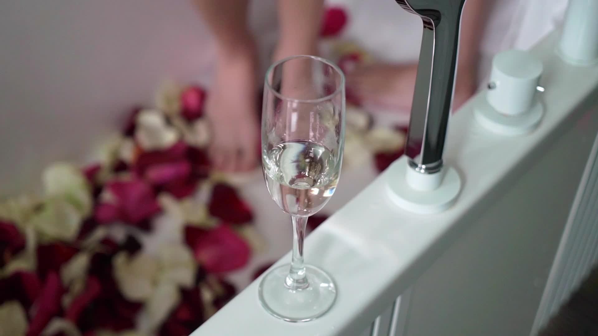 酒精饮料和香槟在浴缸的玻璃中视频的预览图