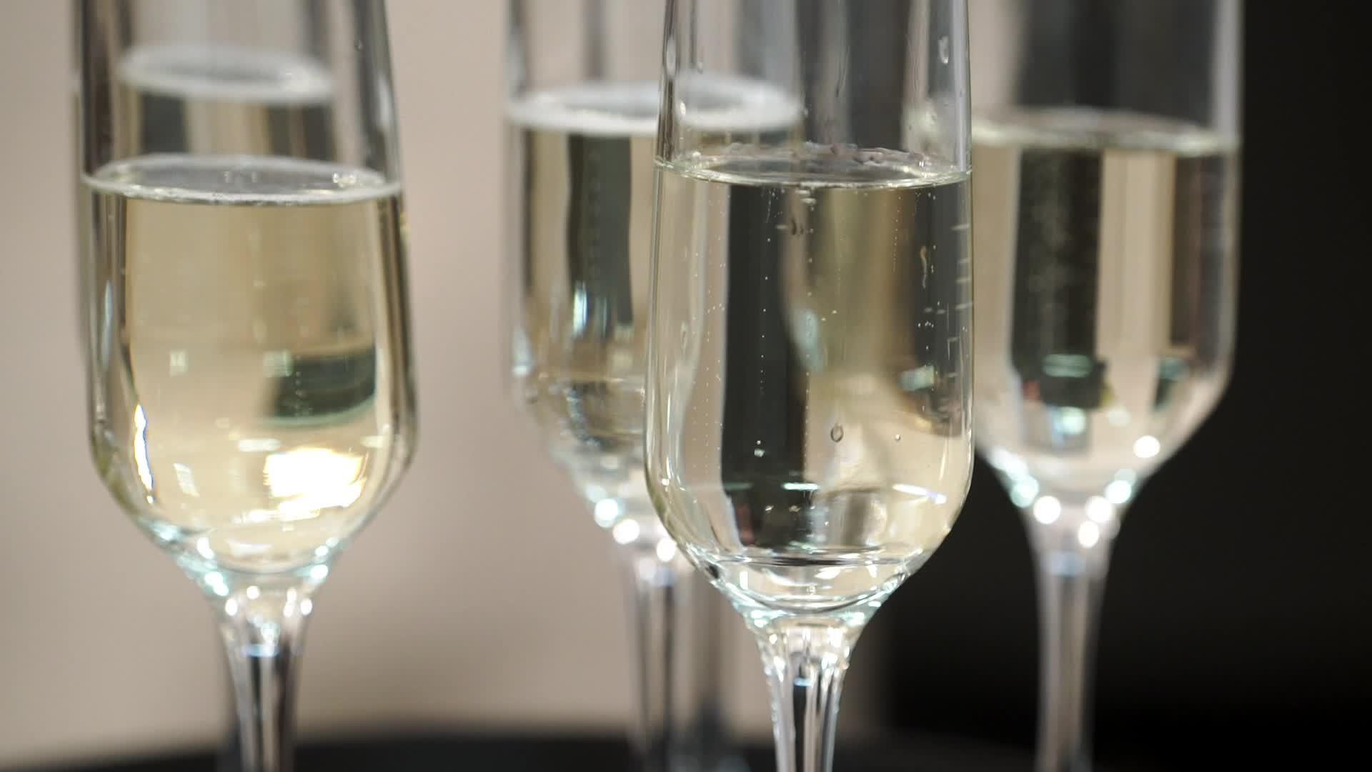 香槟杯视频的预览图