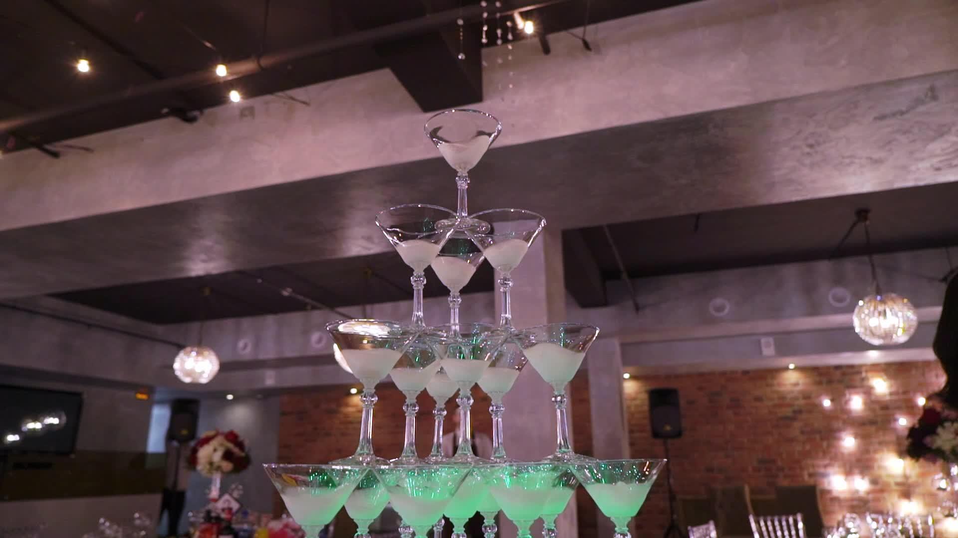 金字塔眼镜塔香槟在餐饮派对视频的预览图