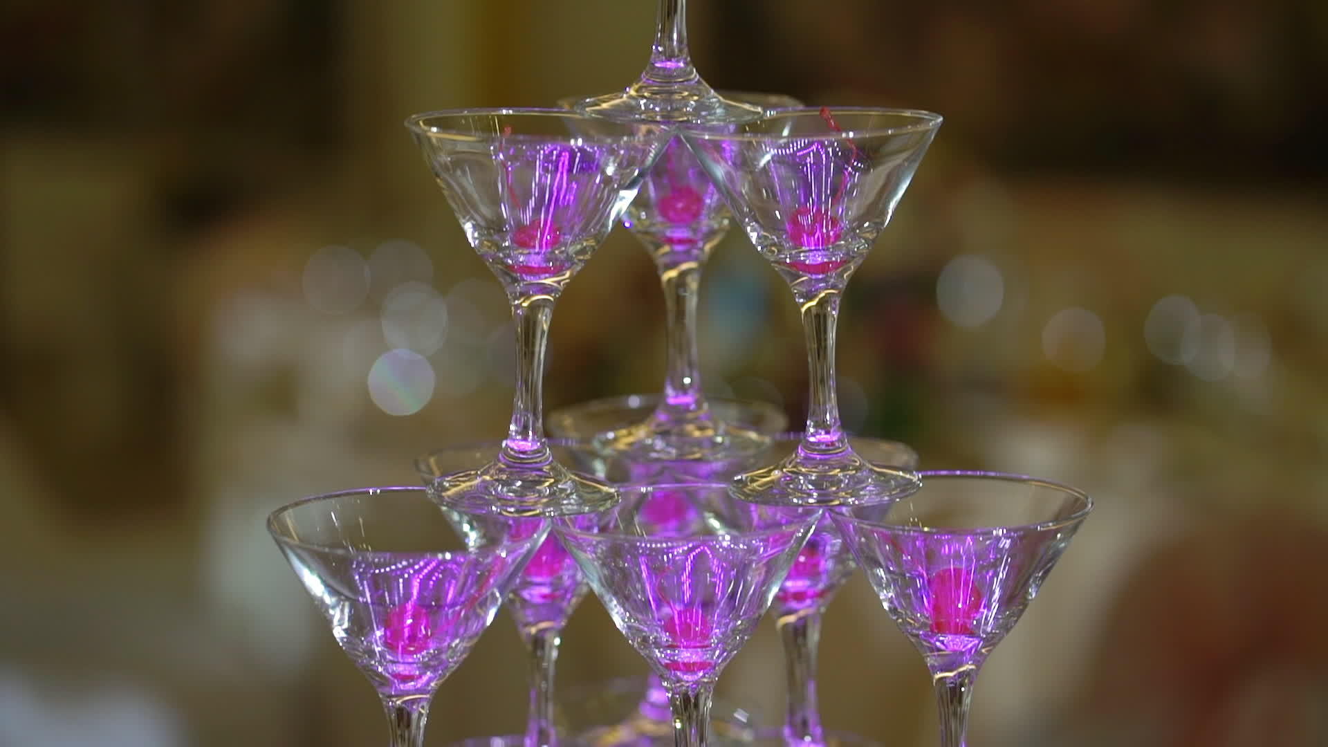 金字塔或香槟杯塔视频的预览图