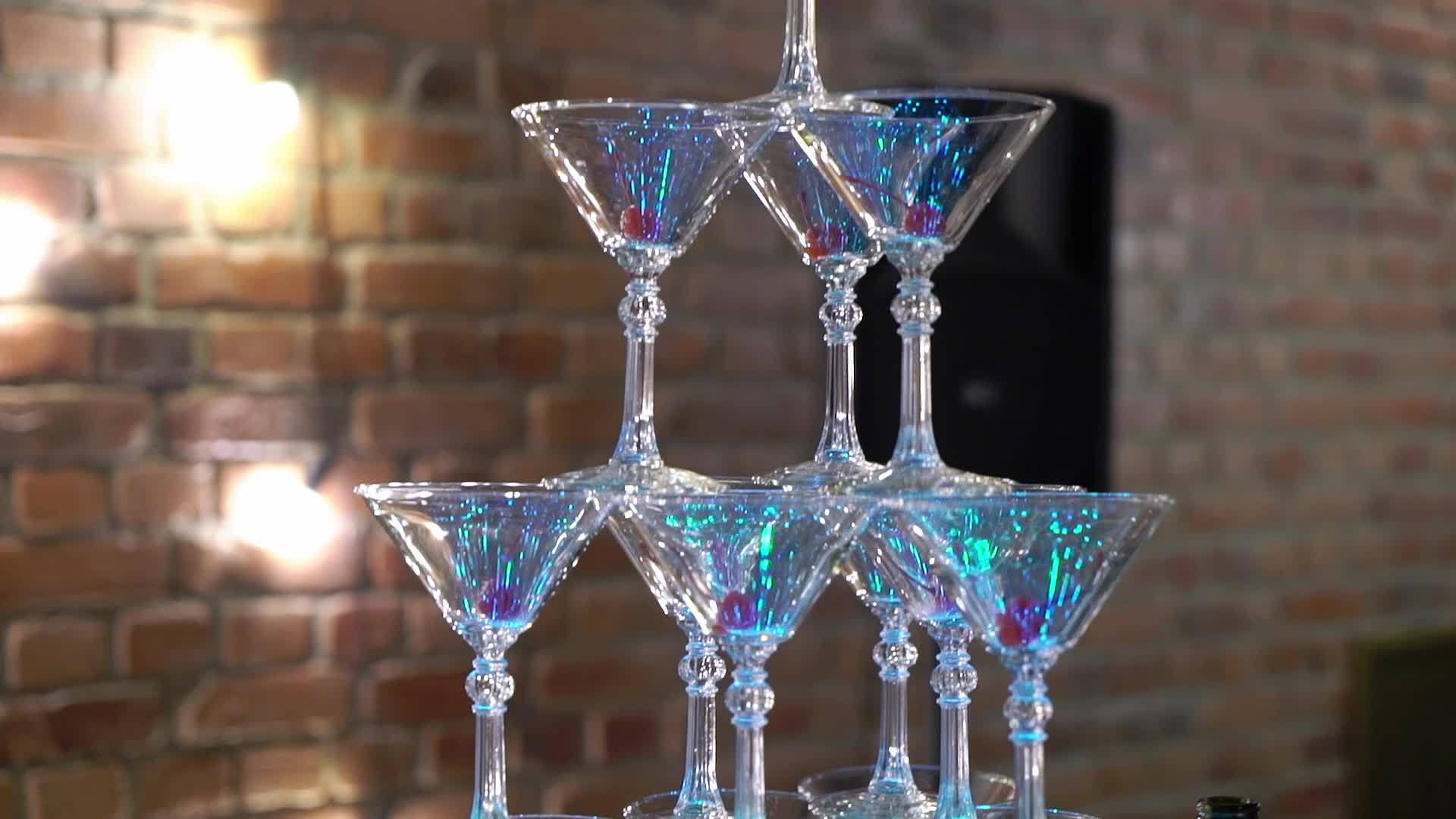 金字塔眼镜塔香槟派对视频的预览图