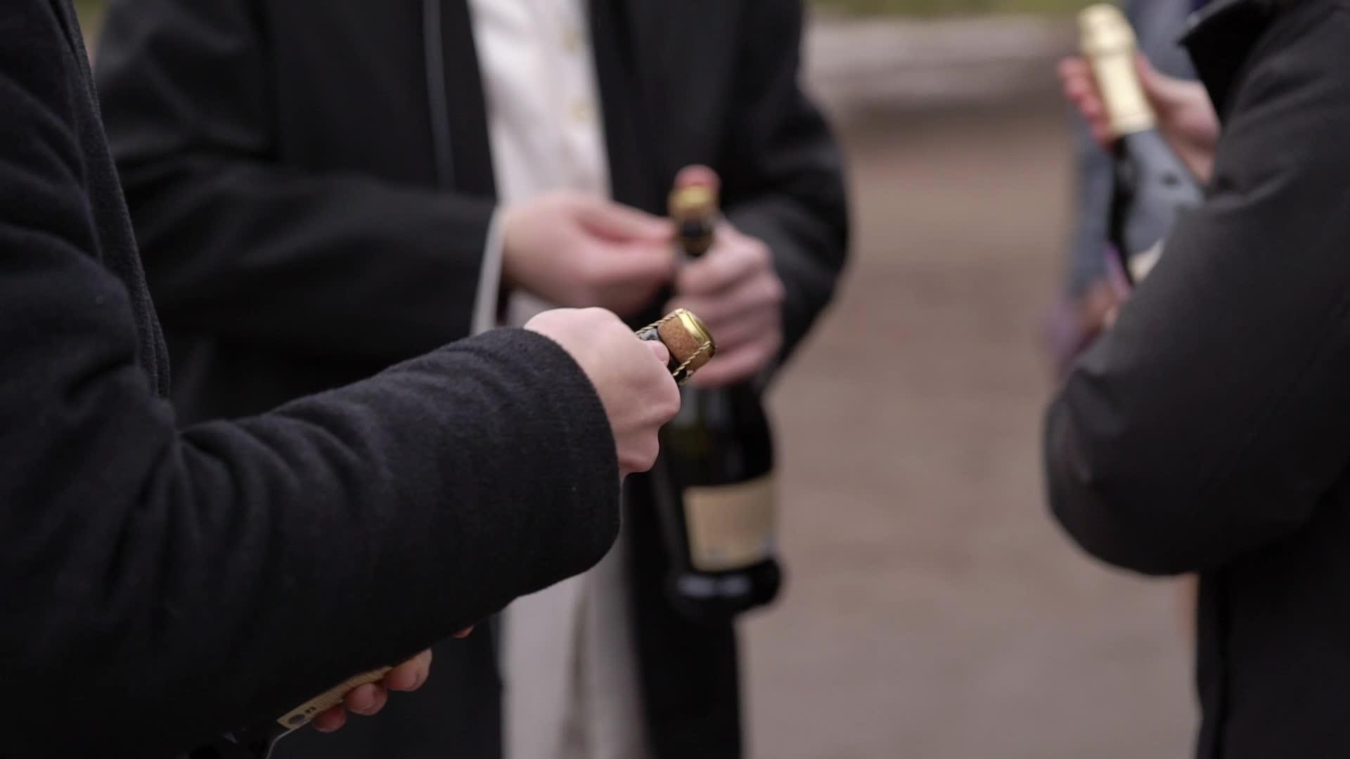 男人开一瓶香槟或烈酒视频的预览图