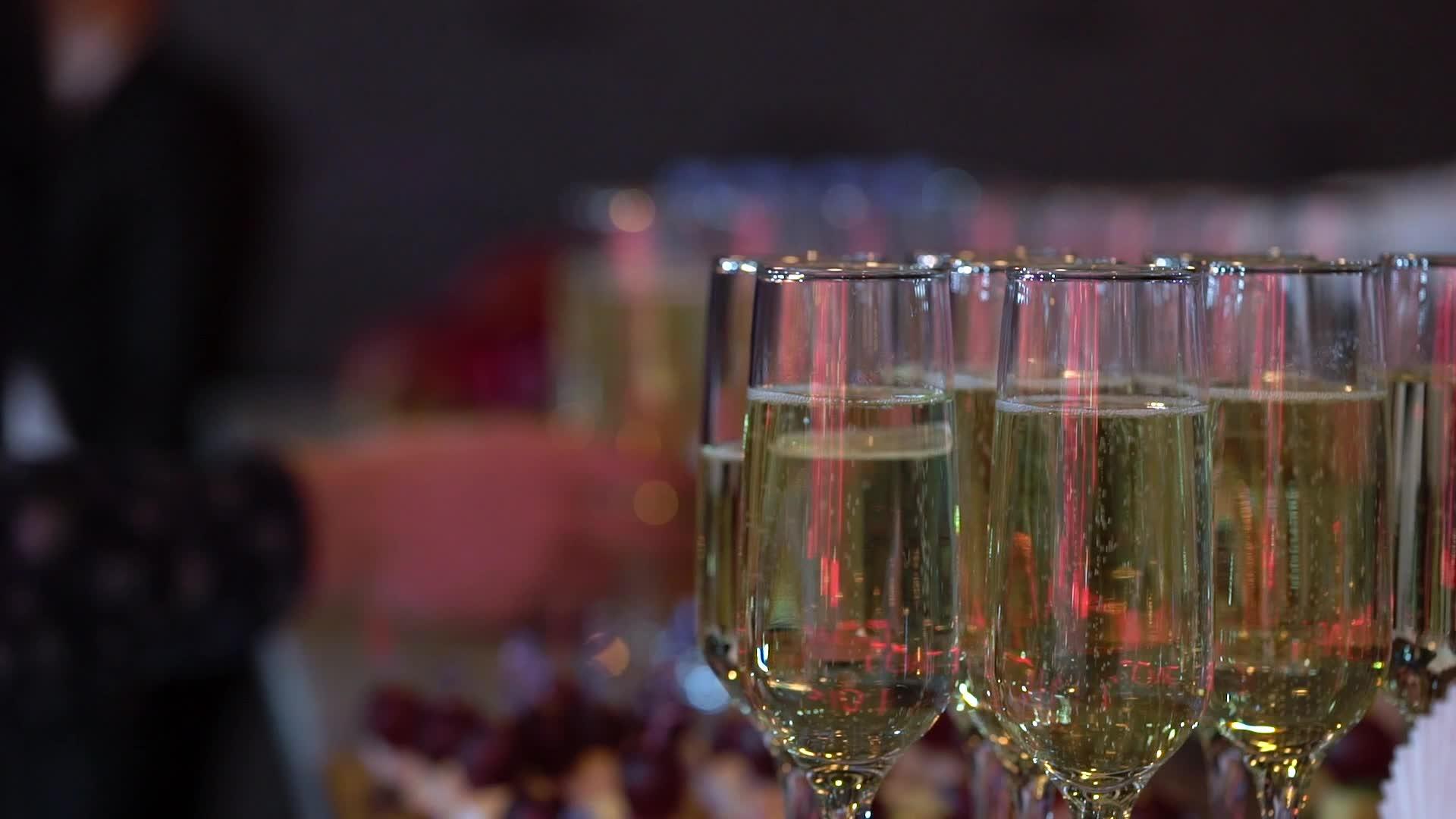 红酒对上红酒里装满了香槟或白酒视频的预览图