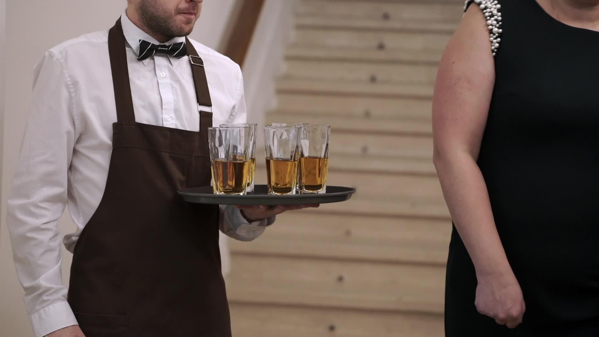 服务员拿着香槟杯视频的预览图