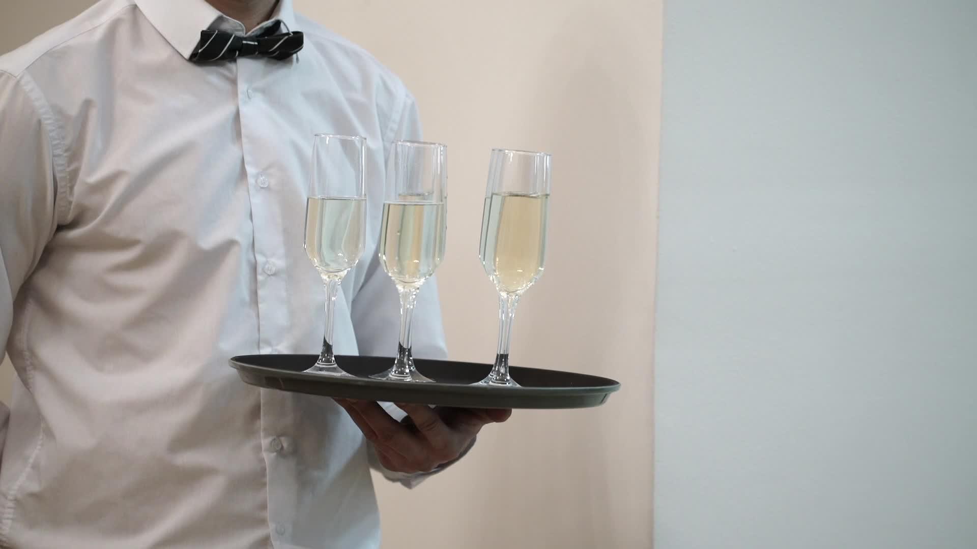 服务员拿着香槟杯视频的预览图