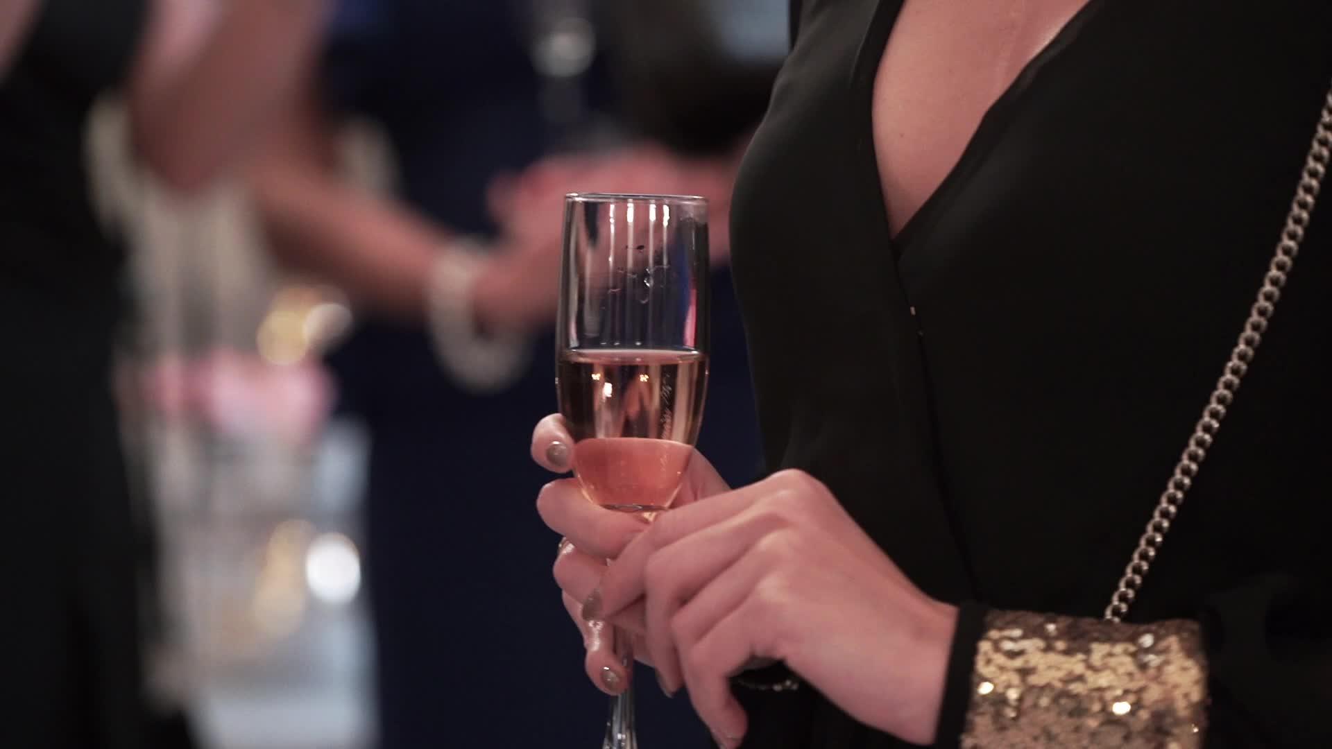 女人拿着香槟杯视频的预览图