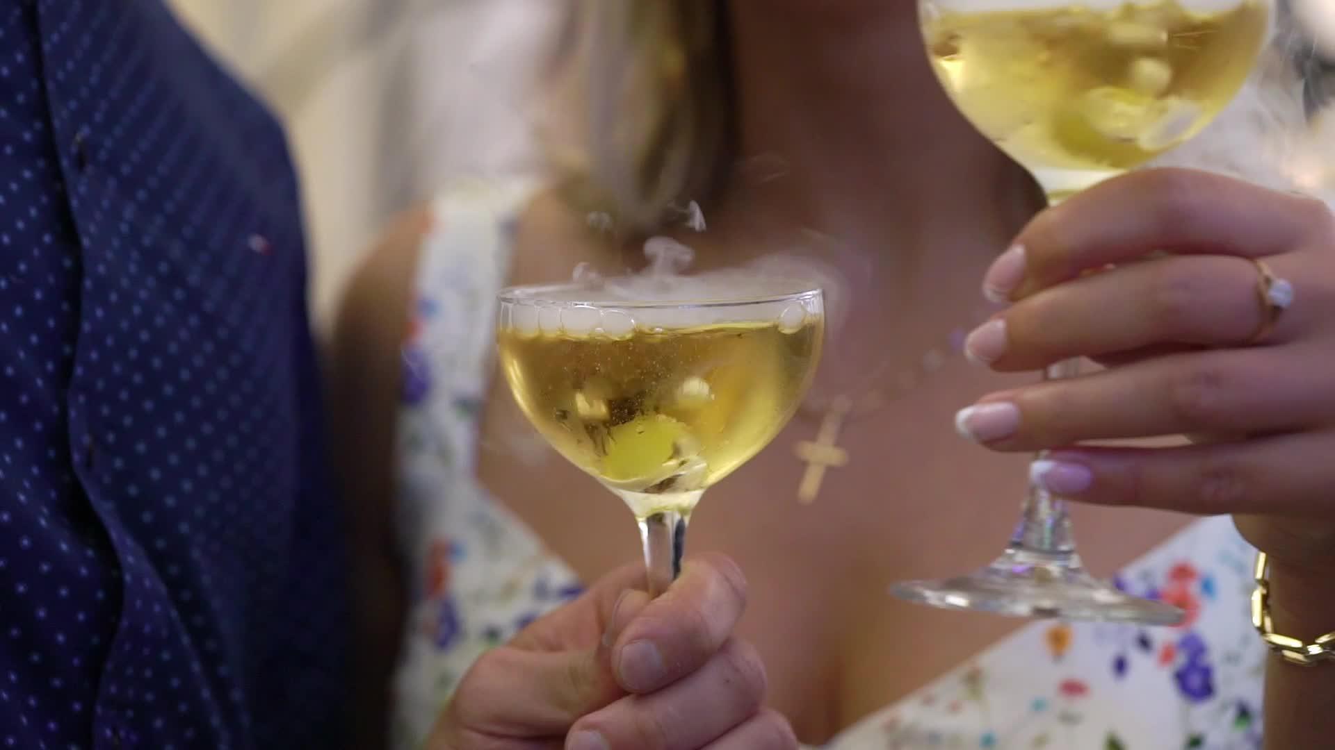 在派对上喝酒、喝香槟或其他酒精饮料的人视频的预览图