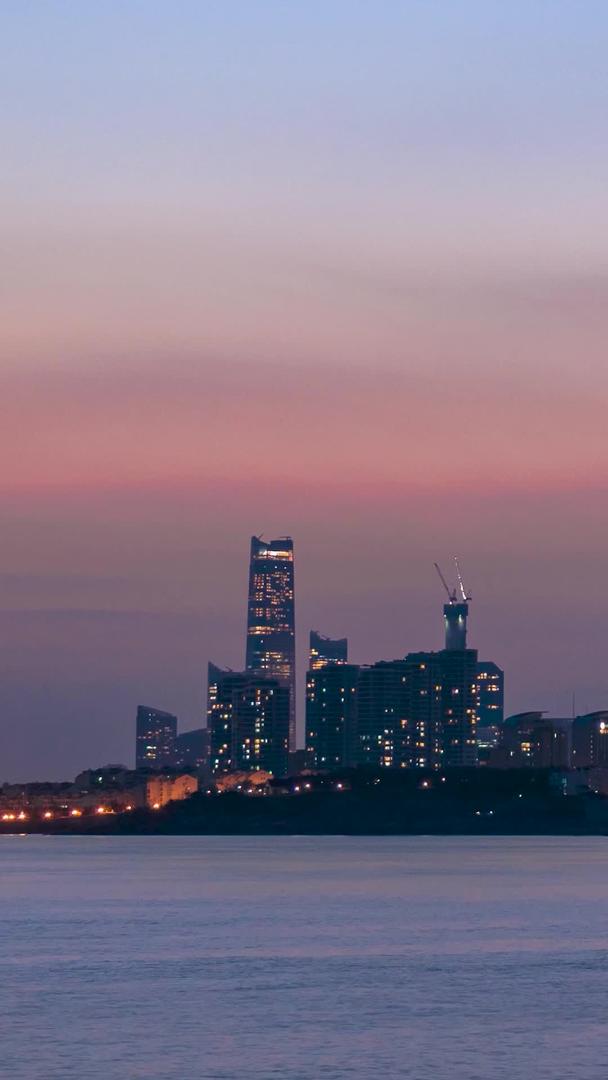 实拍海滨城市青岛内透明夜景延时摄影视频的预览图
