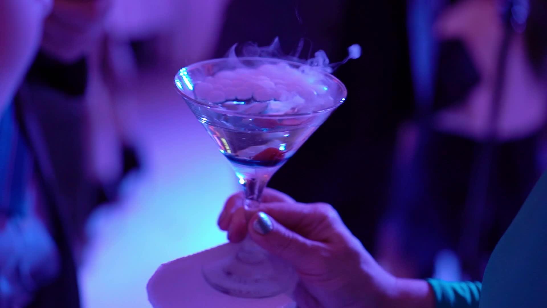 在派对上喝酒、喝香槟或其他酒精饮料的人视频的预览图