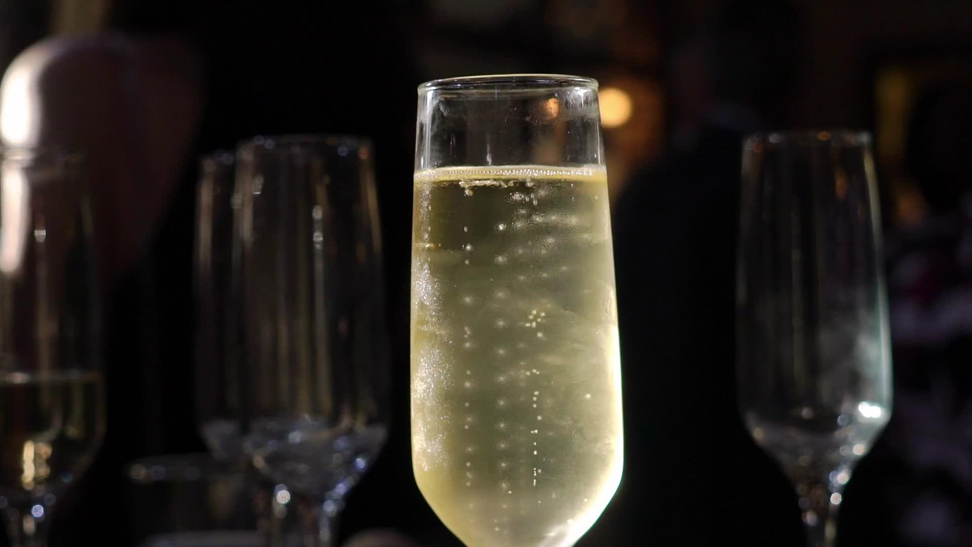 在派对上喝香槟和酒杯酒精饮料和饮料视频的预览图