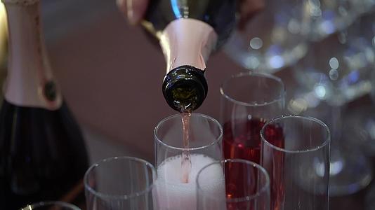 在派对上喝香槟和酒杯酒精饮料和饮料视频的预览图