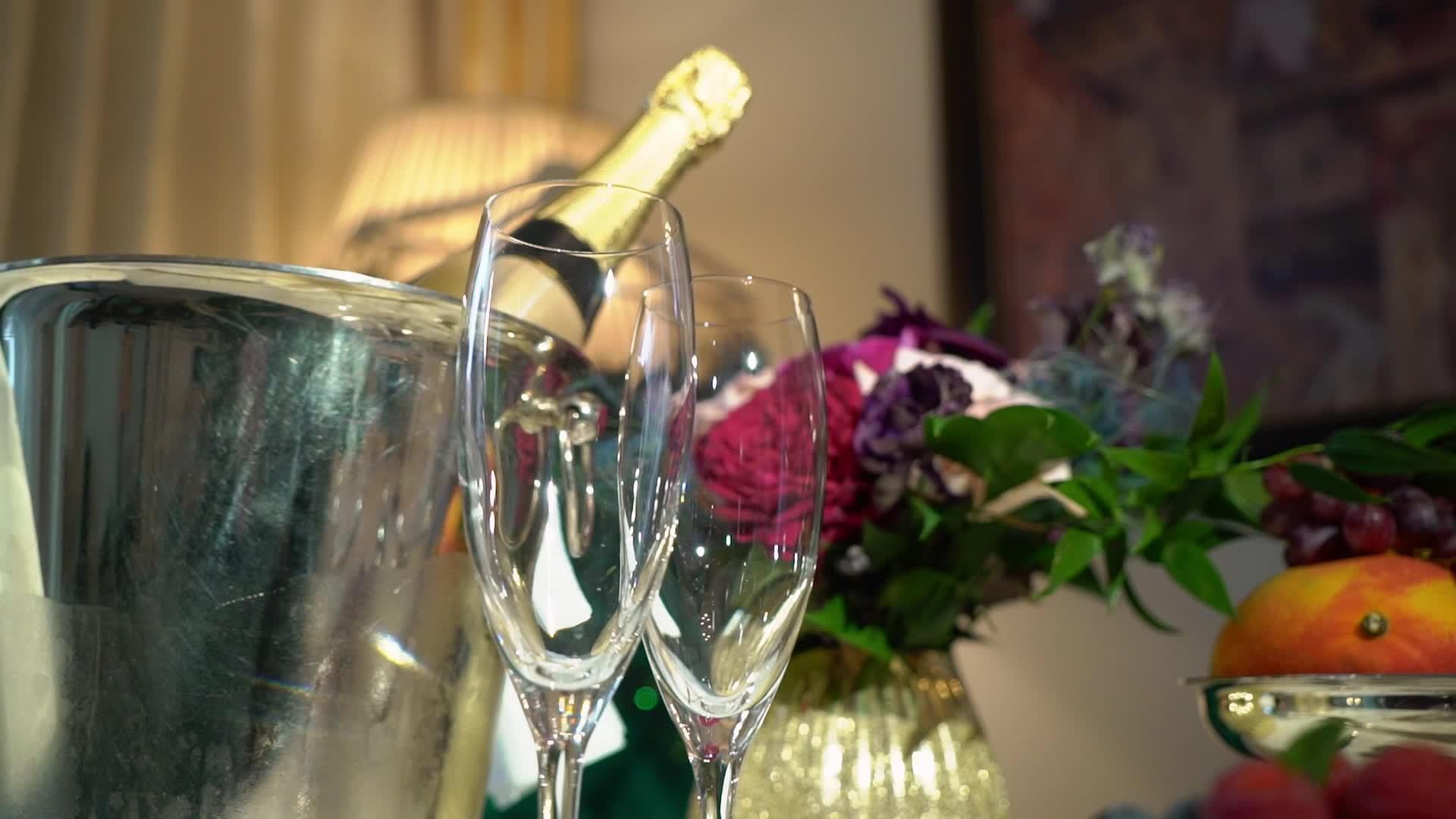 香槟瓶里的冰桶视频的预览图