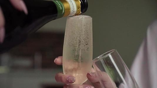 倒香槟或点红酒作为杯子视频的预览图