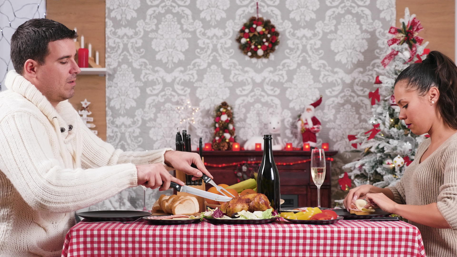丈夫在圣诞晚餐上切鸡和烤鸡视频的预览图