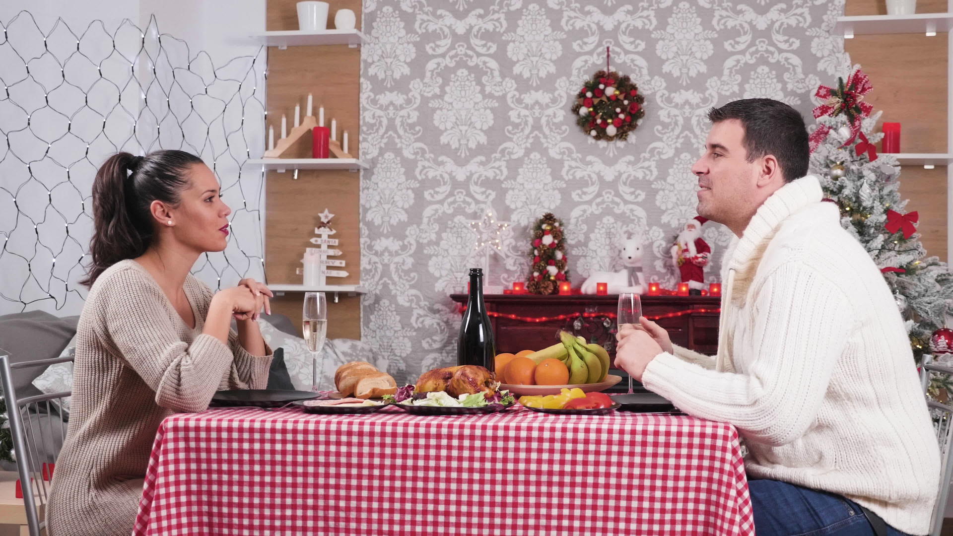 圣诞晚餐caucasians这对夫妇的杯子和香槟在一起视频的预览图