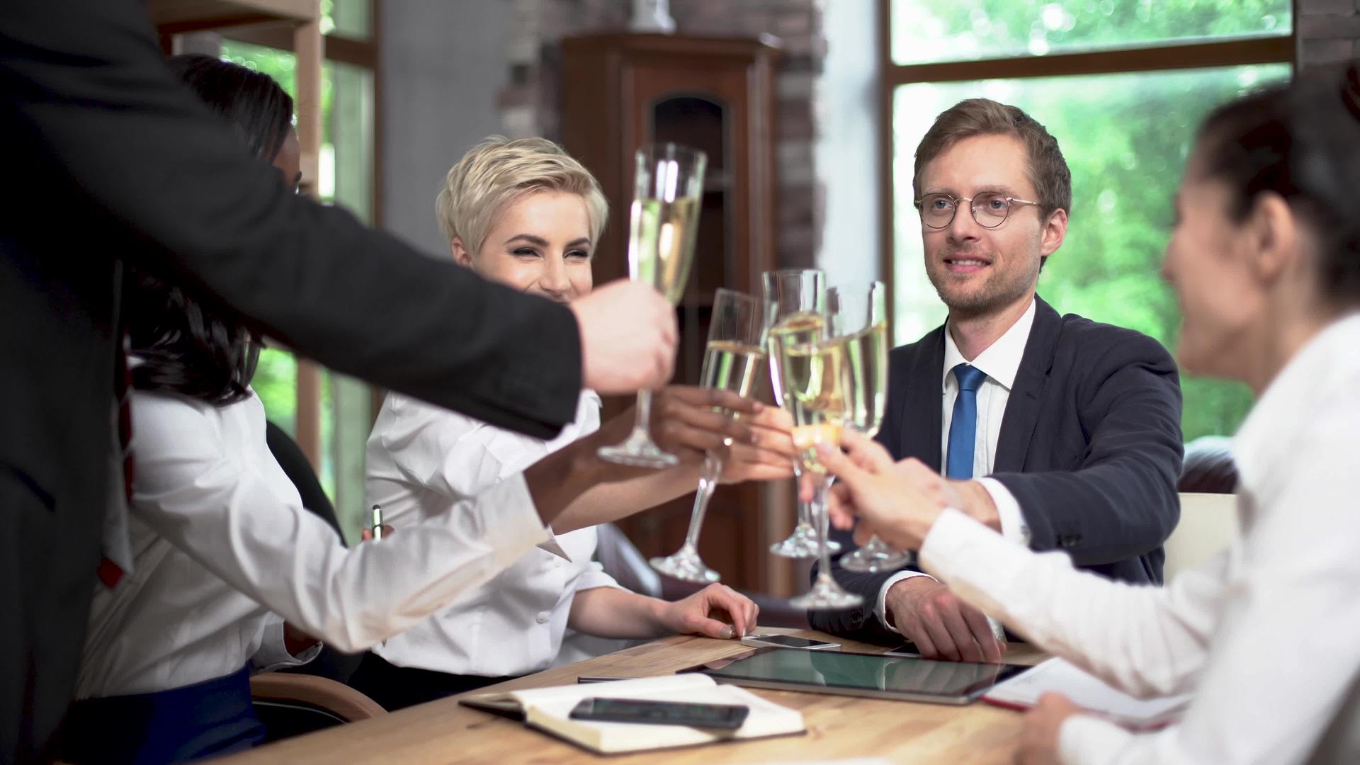 商队在办公室庆祝香槟盛宴视频的预览图