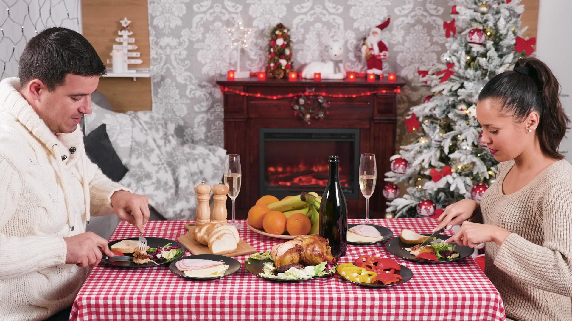 白人夫妇在壁炉前享用圣诞晚餐视频的预览图